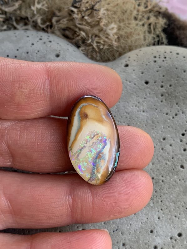 Karamellfarbener Opal aus Australien