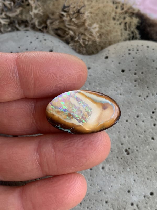 Karamellfarbener Opal aus Australien