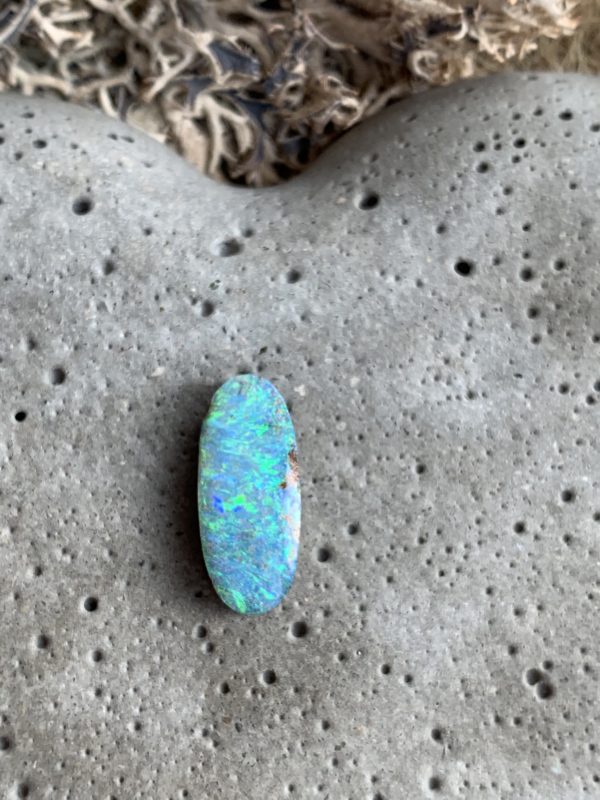 Boulderopal in strahlendem hellblau und hellgrün