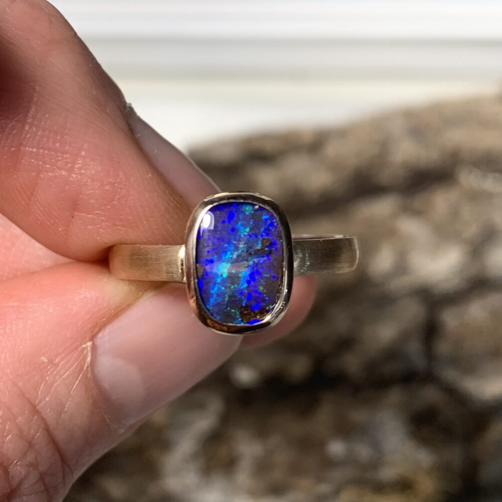 Edler Opal Fingerring in Rotgold