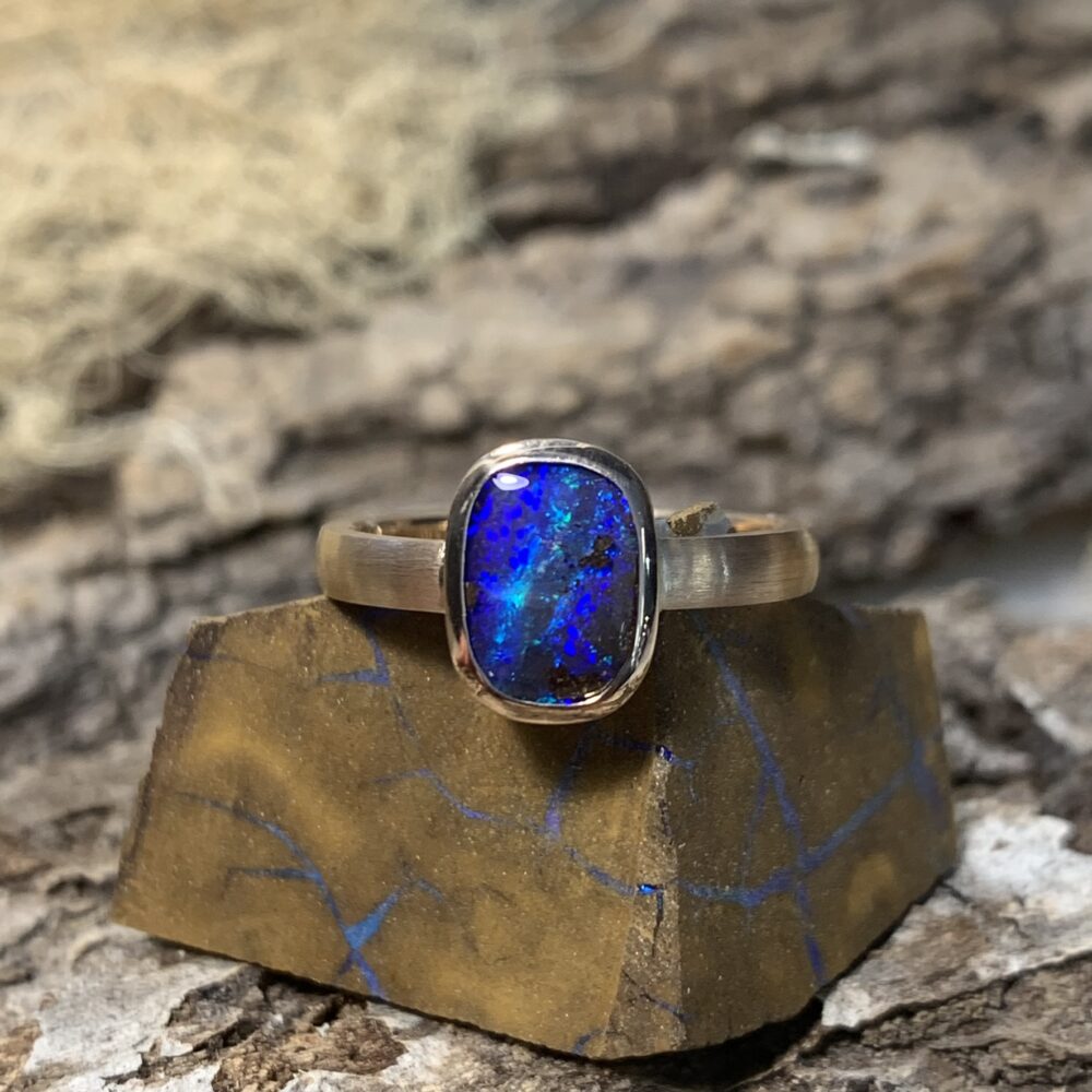 Edler Opal Fingerring in Rotgold