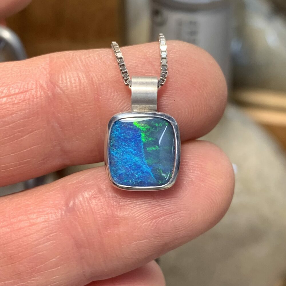 Blaues mystisches Opalwunder