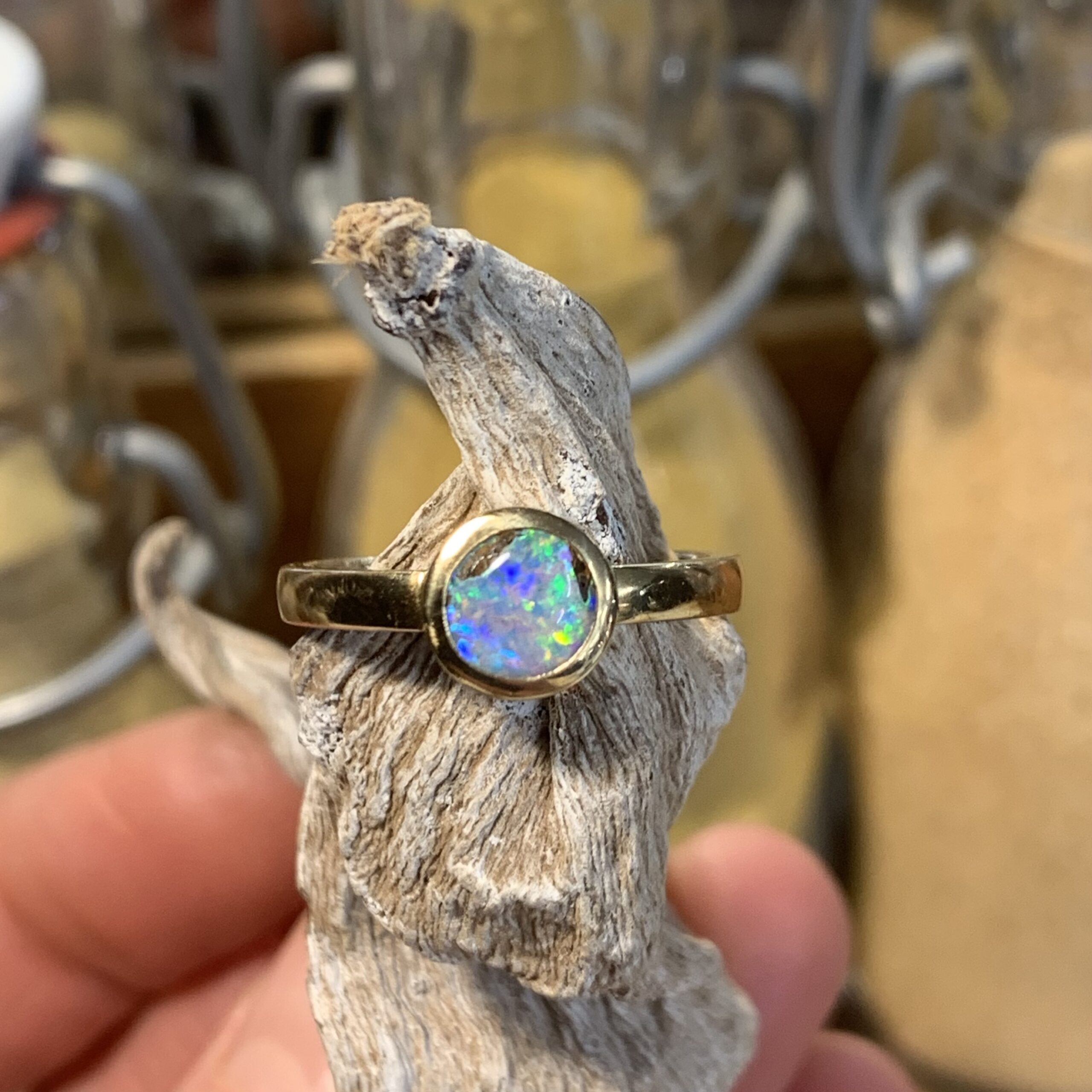 Leuchtender Opal Fingerring in Gelbgold