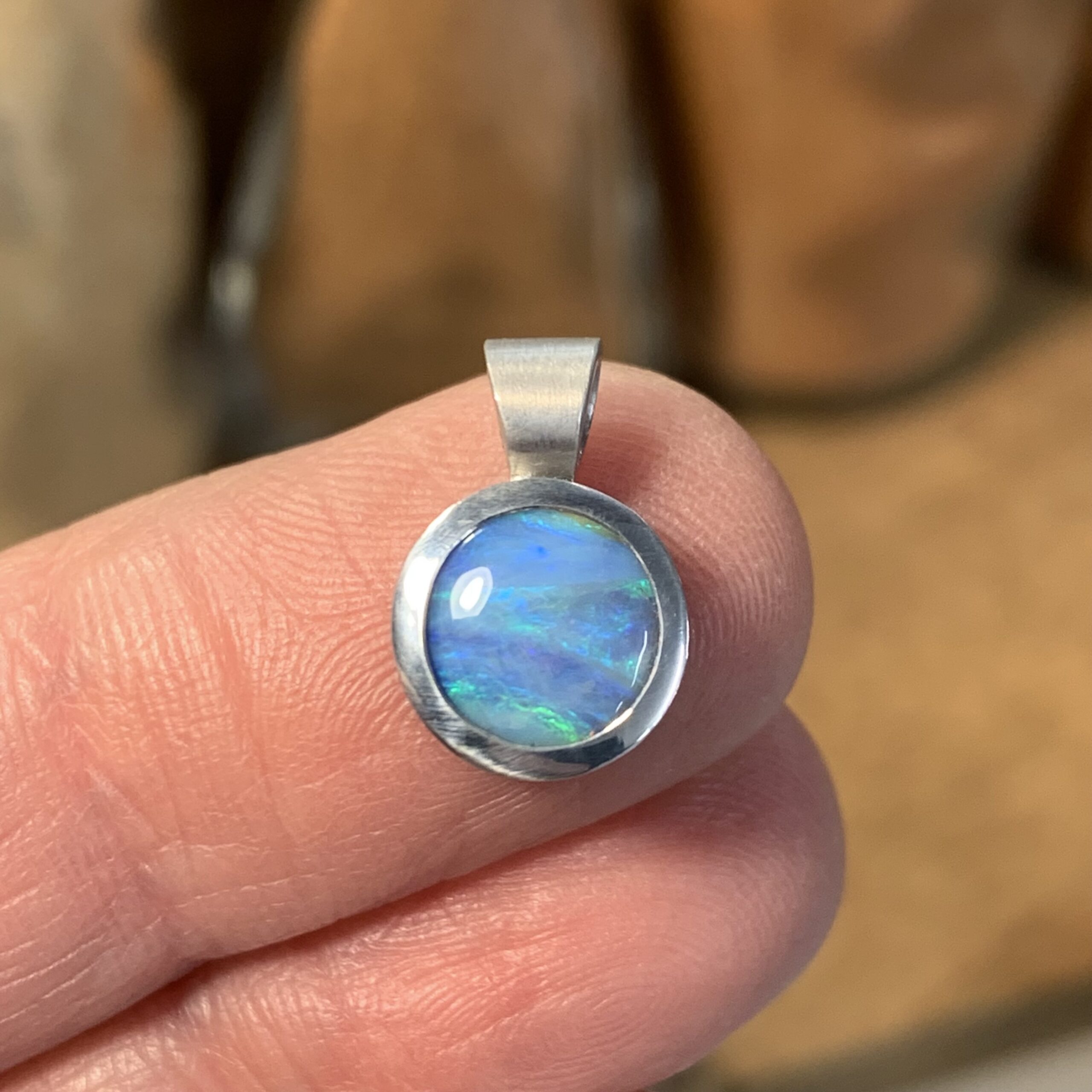 Blauer Opal Anhänger, zeitlose Schönheit