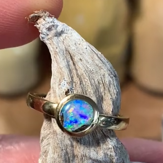 Leuchtender Opal Fingerring in Gelbgold