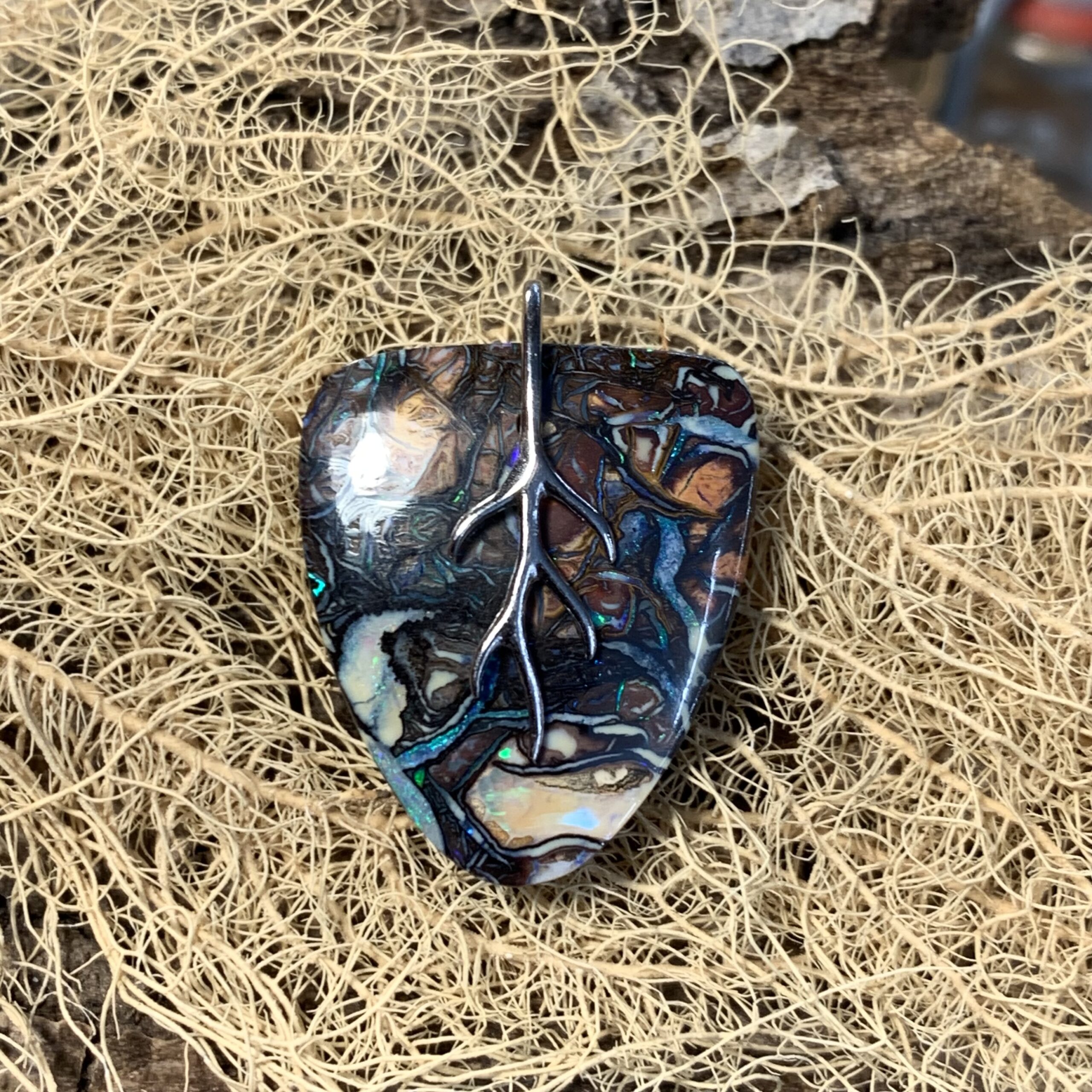 Wappenförmiger Matrix Opal Anhänger