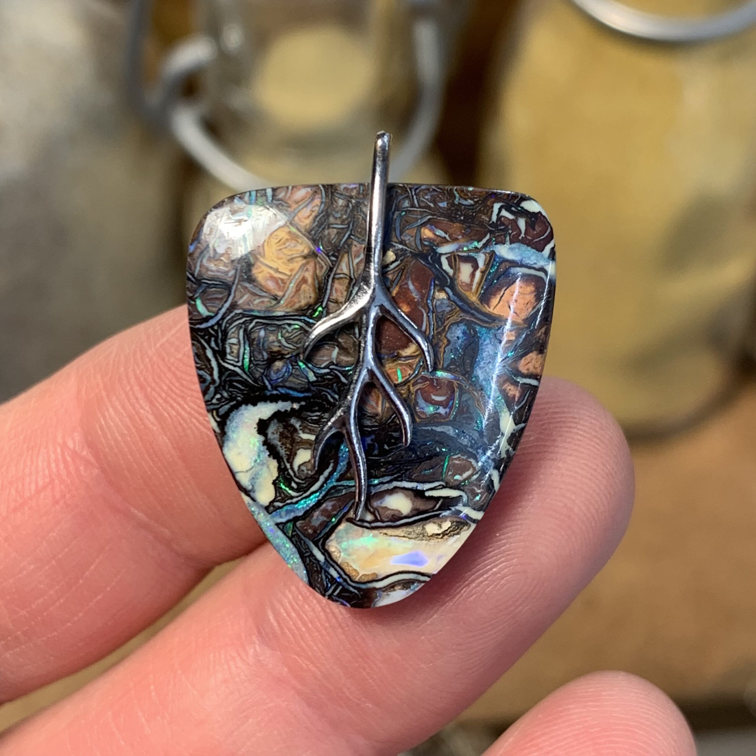 Wappenförmiger Matrix Opal