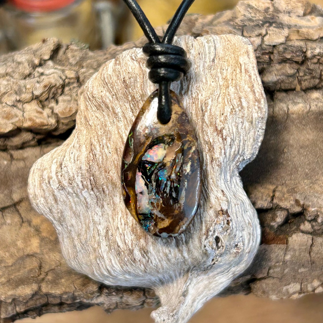 Boulder Opal Kette in Tropfenform