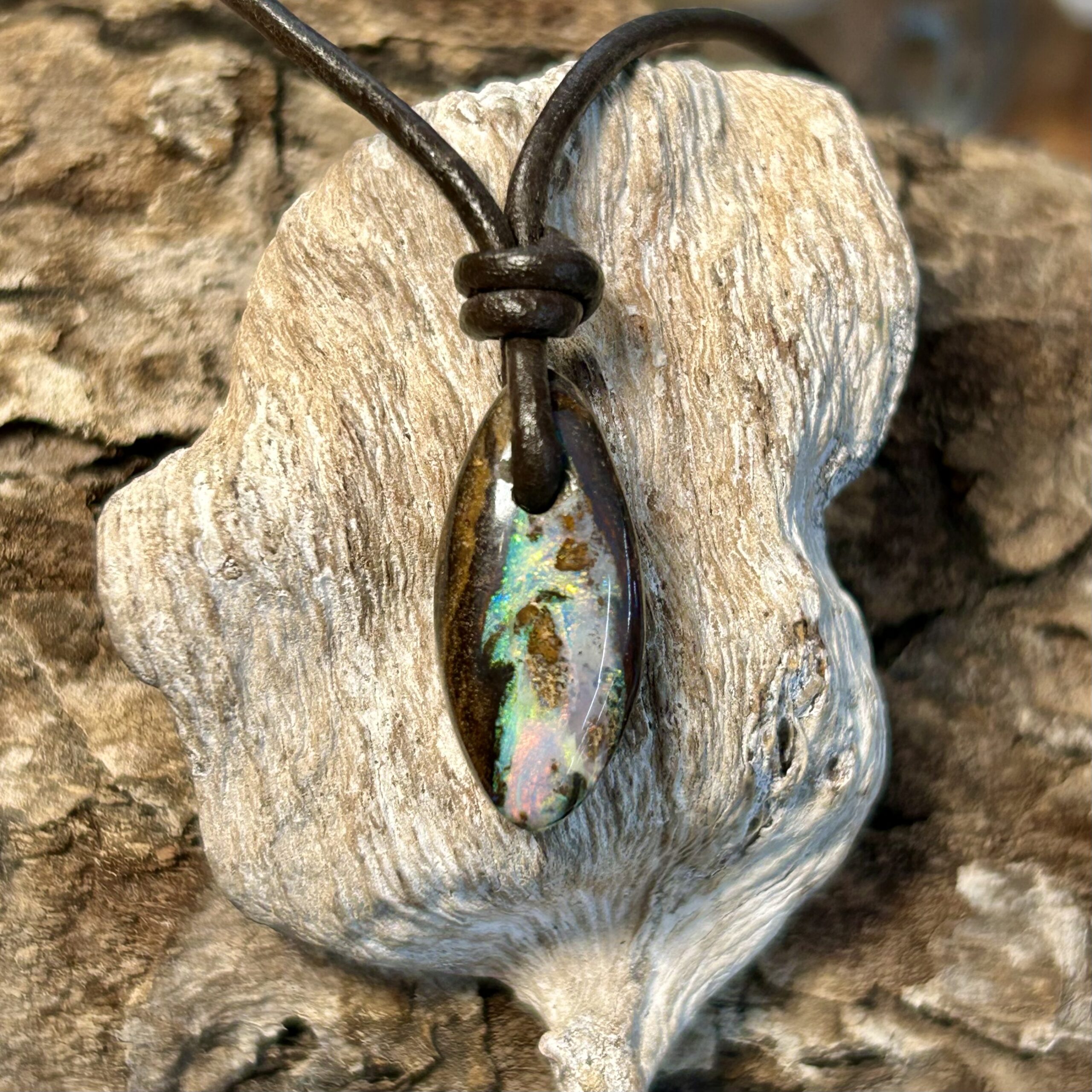 Matrix Opal an braunem Lederband